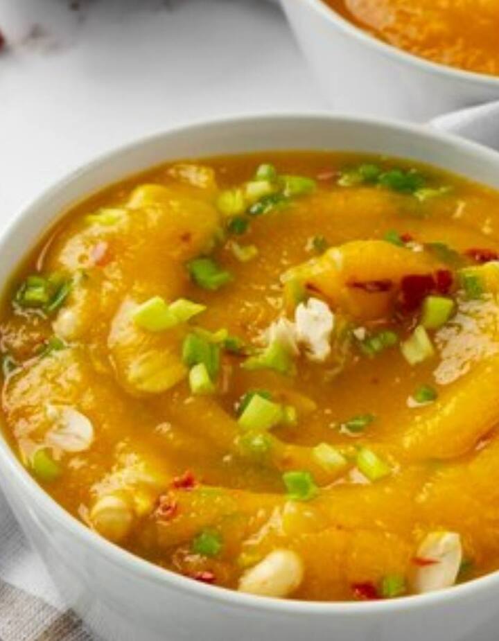 ​उड़द दाल का हलवा- उड़द दाल का हलवा एक स्वादिष्ट और संतोषजनक मिठाई है. इसे बनाने के लिए उड़द दाल के आटे को देसी घी में सुनहरा भूरा होने तक भूनें, फिर धीमी आंच पर चीनी, दूध और इलायची के साथ गाढ़ा और मलाईदार हलवा बनाने तक पकाएं. इसे बारीक कटे हुए मेवों से सजाएं और गर्मागर्म खाएं.