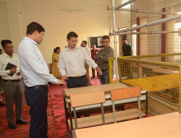 उज्जैन के जिला निर्वाचन अधिकारी नीरज कुमार सिंह ने शासकीय इंजीनियरिंग कॉलेज पहुंचकर लोकसभा निर्वाचन-2024 के अंतर्गत आगामी 4 जून को उज्जैन आलोट संसदीय क्षेत्र अन्तर्गत आने वाली सातों विधानसभाओं की मतगणना के लिए की जा रही तैयारियों का अवलोकन किया. कलेक्टर श्री सिंह ने मतगणना के लिए भारत निर्वाचन आयोग के निर्देशानुसार सभी व्यवस्थाएं सुनिश्चित करने के निर्देश दिए.