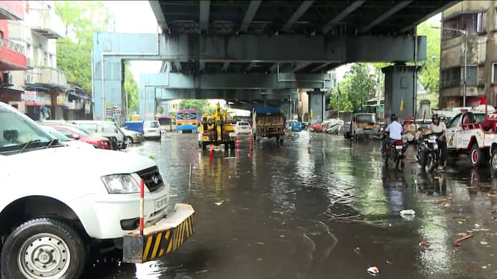 প্রবল বৃষ্টিতে কলকাতার বিভিন্ন জায়গায় জমেছে জল। পার্ক সার্কাস, ঢাকুরিয়া, বালিগঞ্জ সার্কুলার রোড, আলিপুরে হাঁটুজলে ভোগান্তি যাত্রীদের।
