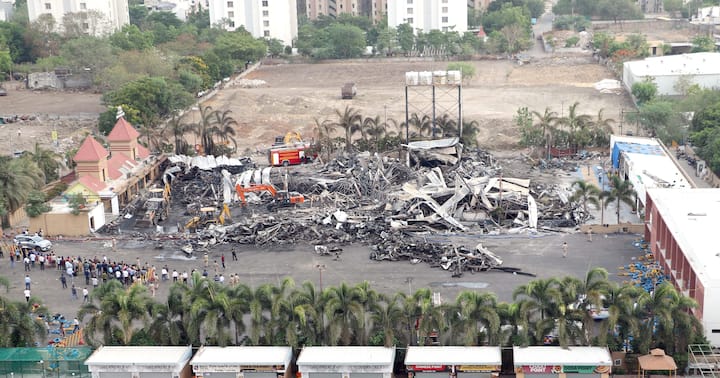 राजकोट स्थित ‘गेम जोन’ में लगी भीषण आग में चार बच्चों सहित 27 लोगों की मौत हो गई और तीन अन्य लोग झुलस गए थे. न्यूज़ एजेंसी पीटीआई के मुताबिक,  यह सामने आया है कि जिस ‘गेम जोन’ में शनिवार को आग लगी थी, वह आग सुरक्षा संबंधी अनापत्ति प्रमाण पत्र के बिना संचालित किया जा रहा था.