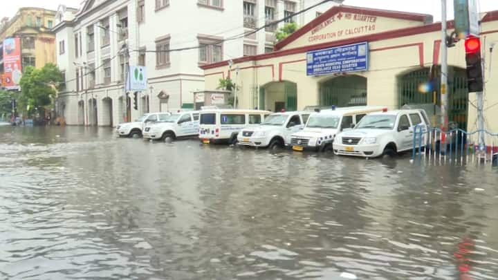 कोलकाता में सीआर एवेन्यू में जलभराव। सोमवार सुबह कोलकाता के कई इलाकों में जलभराव रहा। (फोटो: पीटीआई)