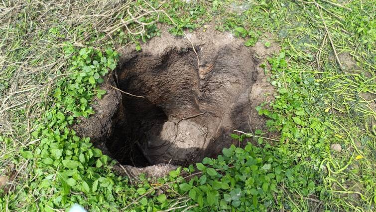 Tirupathur near Mysterious object fell created a five feet crater collector inspection - TNN மர்ம பொருள் விழுந்ததால் ஏற்பட்ட பள்ளம்... பீதியில் மக்கள்... விரைந்த கலெக்டர்