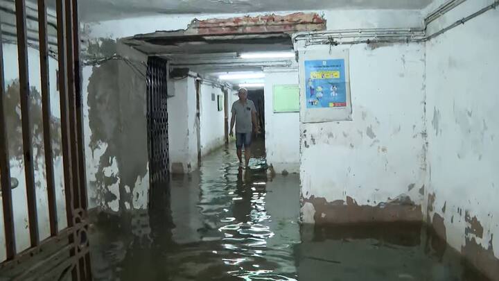 ভোট আসে, ভোট যায়, হাল ফেরে না বেহালার। এক রাতের বৃষ্টিতেই জলমগ্ন বনমালি নস্কর রোড। চারটি রুটের অটো বন্ধ হয়ে গিয়েছে। বেহালা-পর্ণশ্রী, বেহালা-কালচার মাঠ, বেহালা-রবীন্দ্রনগর ও বেহালা-জিঞ্জিরাবাজার রুটে অটো বন্ধ। স্থানীয়দের দাবি, এই সমস্যা দীর্ঘদিনের