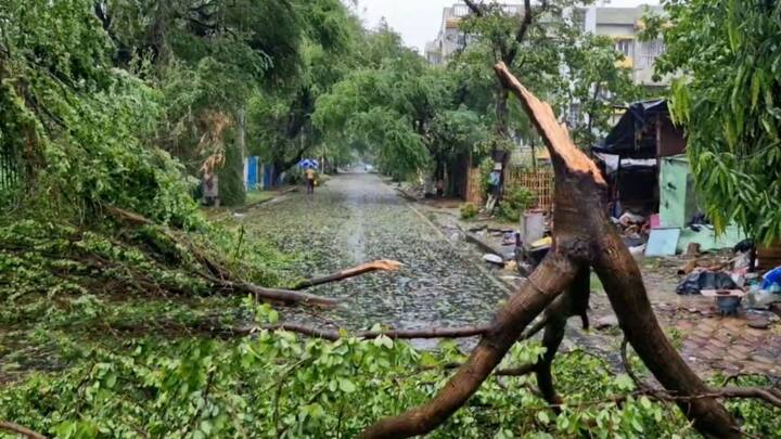 বাংলাদেশে ঢুকে গিয়েছে রেমাল। ক্রমেই দুর্বল হচ্ছে শক্তিশালী ঘূর্ণিঝড়। ফ্রেজারগঞ্জে সকালে শুরু তুমুল বৃষ্টি, সঙ্গে ঝোড়ো হাওয়ার দাপট।