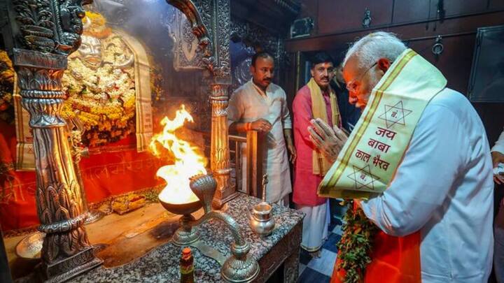 कांग्रेस नेता ने कहा कि लोगों के बीच डर है कि आने वाले दिनों में बनारस की जो परंपरा रही है, जिनके लिए बनारस पूरी दुनिया में जाना जाता है. उन परंपराओं से दूर हटकर और देख दिखावे के आधार पर मॉडल सिटी बनाने की बात की गई है. उन्होंने कहा कि 20 हजार करोड़ रुपये खर्च होने के बाद भी नालियों का पानी गंगा में बहाया जा रहा है.