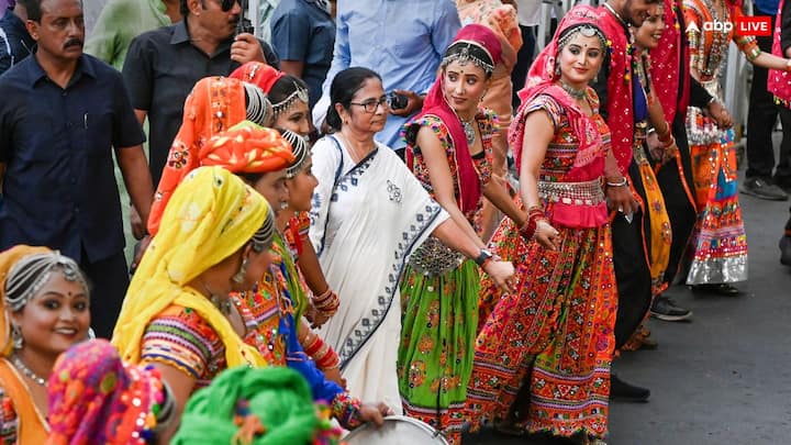 आप देश में किसी महिला नेता को आदर्श मानती हैं? इसपर डिंपल यादव ने पश्चिम बंगाल की मुख्यमंत्री और तृणमूल कांग्रेस (टीएमसी) चीफ का नाम लिया.