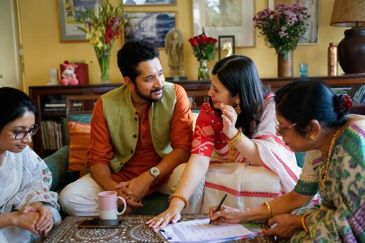 নিজেদের প্রেম, বিয়ে, সম্পর্ককে সযত্নে আড়ালেই রেখেছিলেন পরমব্রত ও পিয়া। এমনকি গোপন রাখতে চেয়েছিলেন তাঁদের বিয়ের খবরও। বিয়ের অনুষ্ঠান মিটে যাওয়ার পরে সংবাদমাধ্যমের সামনে আসেন পরমব্রত। সোশ্যাল মিডিয়ায় ছবি পোস্ট করে জানান বিয়ের কথা।