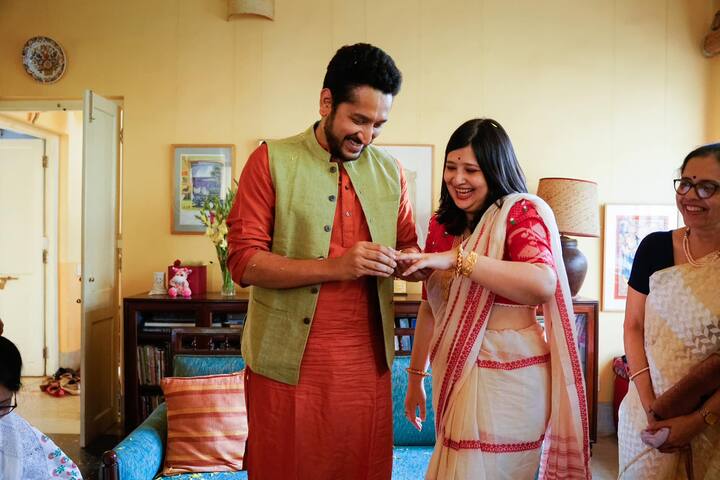 কেবল পিয়া নন, কটাক্ষের মুখে পড়েছিলেন পরমব্রতও। অনুপমের সঙ্গে পিয়ার সম্পর্কের বিচ্ছেদের জন্য পরমব্রতকেই দায়ী করেছিলেন সবাই। তবে সোশ্যাল মিডিয়ায় কখনও নিজেদের ভাবনা-জীবনদর্শনকে খোলসা করার প্রয়োজন মনে করেননি পরমব্রত বা পিয়া কেউই। তাঁরা জীবনকে বেঁচেছেন নিজের শর্তেই।