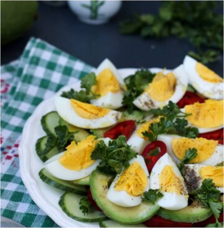 एग सलाद प्रोटीन से भरपूर यह सलाद कटे हुए उबले अंडों को साग, शिमला मिर्च, प्याज, नमक, काली मिर्च और हंग कर्ड और इटैलियन सीज़निंग की मलाईदार ड्रेसिंग के साथ मिलाकर बनाया जाता है.