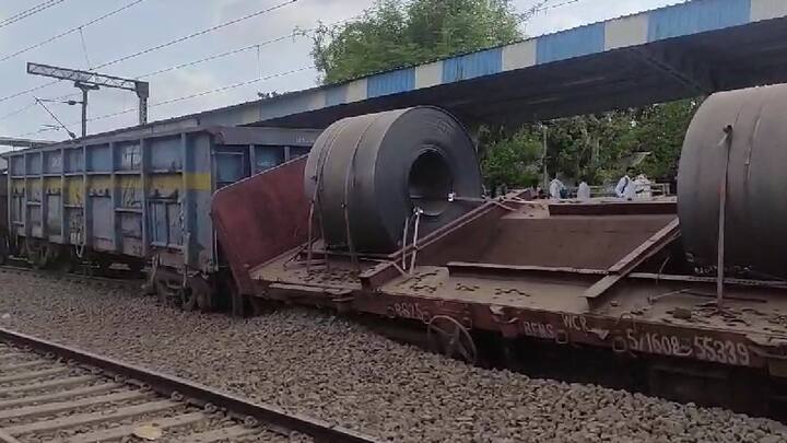 मुंबईतील पश्चिम रेल्वेच्या मार्गावर पालघरजवळ रेल्वेच्या मालगाडीला अपघात झाला आहे. या मालगाडीवरुन वाहतूक करण्यात येणारे लोखंडी रोल रुळावर पडल्याचं दिसून आलं.