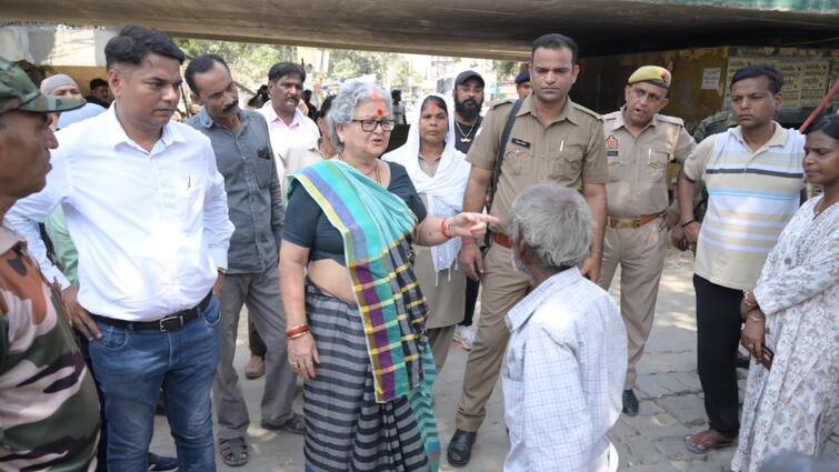 kanpur mayor started bulldozer and demolished illegal meat shops after Stray dogs killed Child ann कानपुर: कुत्तों के नोचने से बच्ची की मौत, मेयर ने अवैध मांस-मछली की दुकानों पर चलाया बुलडोजर