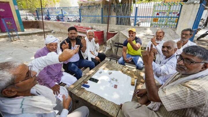 महाराष्ट्र का जिक्र करते हुए निवेशक रुचिर शर्मा ने बताया कि महाराष्ट्र में सबसे ज्यादा कंफ्यूजन है. लोगों को उम्मीदवारों की पार्टियों को समझने में भी परेशानी हो रही है. उन्होंने कहा कि यहां पर लड़ाई फिफ्टी-फिफ्टी नजर आ रही है. उन्होंने बताया कि महाराष्ट्र में लोगों के बीच उद्धव ठाकरे और शरद पवार को लेकर सहानुभूति भी देखने को मिल रही है. उन्हें लग रहा है कि दोनों ही नेताओं के साथ विश्वासघात किया गया है.