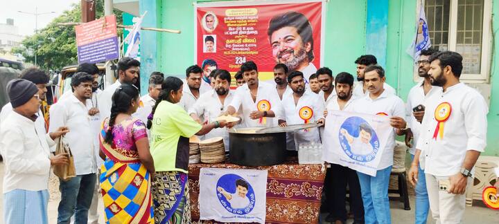 விஜய் முன்னிலையில், மக்கள் இயக்கம் ஒன்றாக சேர்ந்து, தேர்வில் அதிக மதிப்பெண் எடுத்த மாணவ மாணவியர்களுக்கு சிறப்பு விழா ஒன்றை ஏற்பாடு செய்து பரிசு வழங்கி சிறப்பித்தனர்.