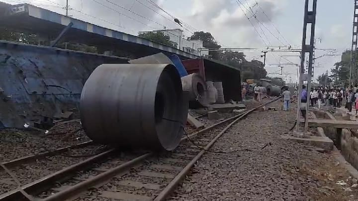 गुजरातहून मुंबईकडे जाणाऱ्या मालगाडीचे काही डबे पालघरजवळील मार्गावरील पलटी झाले आहेत. त्यामुळे रेल्वे मार्गावरील ट्रॅक नंबर एक आणि दोन प्रभावित झाले आहेत.