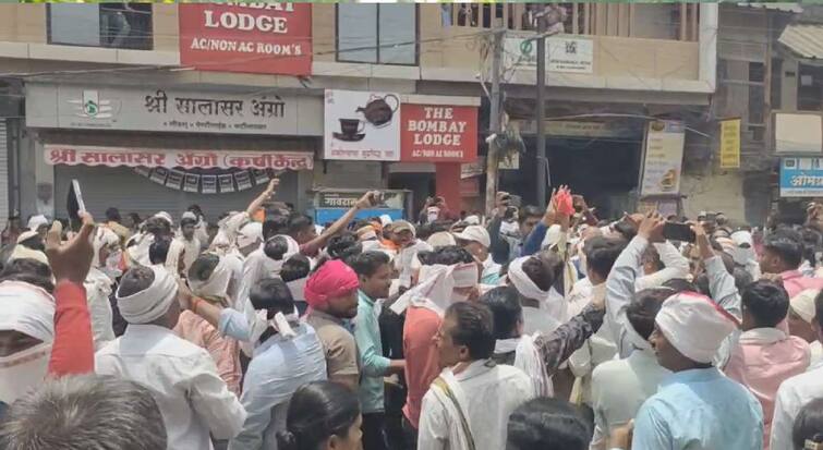 akola news huge crowd of farmers at the agricultural centers to buy seed but scarcity of seed anger farmers protested and blocked the road maharasahtra marathi news Akola News : अस्मानी संकटानंतर बियाणे मिळवण्यासाठी शेतकऱ्यांचा संघर्ष; संतप्त शेतकऱ्यांनी थेट रस्ताच अडवून धरला