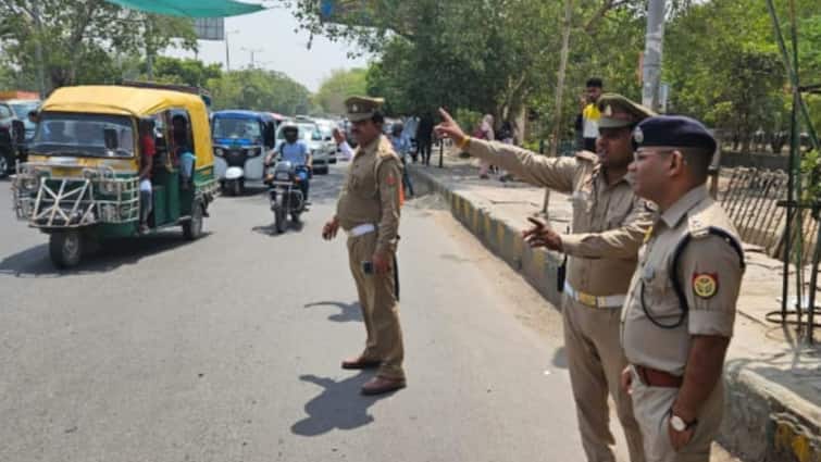 Noida Traffic Police New initiative for bikers installed green nets at busy intersections ann नोएडा ट्रैफिक पुलिस की नई पहल, बाइकर्स के लिए व्यस्त चौराहों पर लगाए जा रहे ग्रीन नेट, जानें मकसद 
