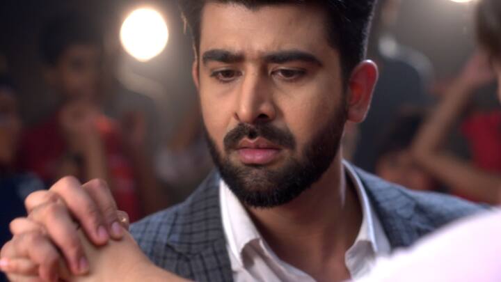 তার ক্রিকেট অ্যাকাডেমি পুরোদমে চলছে। বিভিন্ন জায়গায় সে জমি নিয়ে রেখেছে তার অ্যাকাডেমি খোলার কাজের জন্য। এমনই একটা জমিতে চরকি তার বন্ধুদের নিয়ে কুস্তি শিখতে আসে।