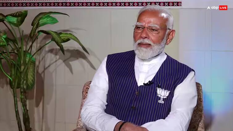 PM Narendra Modi Exclusive Interview PM talk About Nehru Gandhi family said I called Rahul Gandhi there was a problem with helicopter PM Modi Exclusive Interview: जब राहुल गांधी के हेलीकॉप्टर में आई गड़बड़ी तो मैंने किया था फोन, पीएम मोदी से सुनें नेहरू-गांधी परिवार से उनकी बातचीत