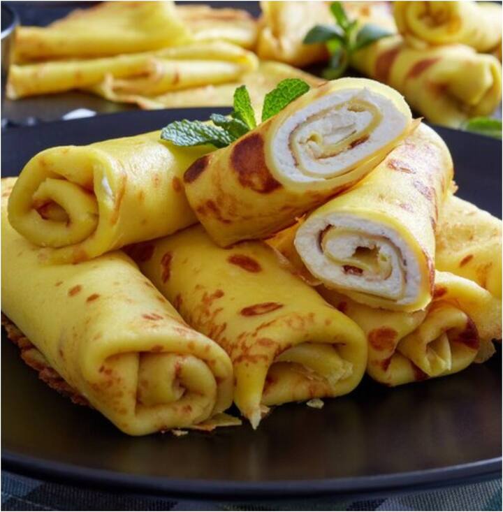 आमलेट रोल यह फेंटे हुए अंडे और मसालों से बना एक हेल्दी डिश है, जिसे सब्जियों, सॉस और साग के साथ मिक्स करके आटे के रोल के बीच में भरा जाता है.