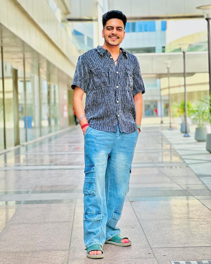 अपने संघर्ष के दिनों की बात करते हुए रचित ने बताया कि जब मैने पहली वीडियो डाली तो लोग कहने लगे ये क्या कर रहा है, क्या नचनिया बनेगा. मैंने सोचा कोई दिक्कत नहीं अगर करना है तो बस करना है. सब झेल लेंगे.