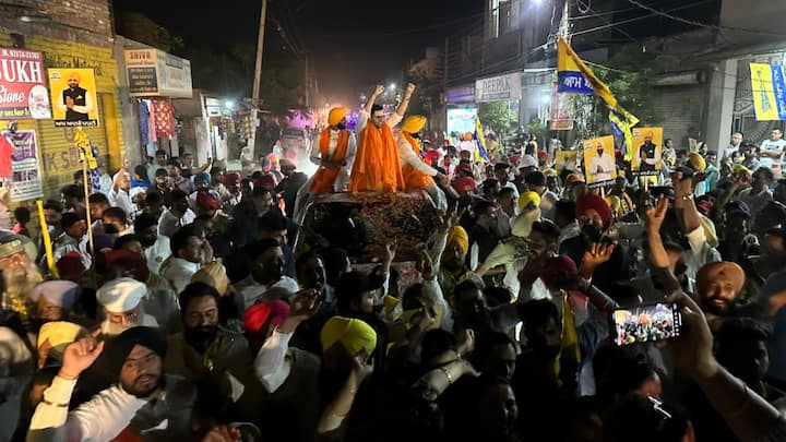 अपनी आंख की सर्जरी के बाद ब्रिटेन से लौटे चड्ढा चुनाव प्रचार अभियान से ज्यादातर समय गायब रहे हैं। उन्होंने कहा कि पार्टी पंजाब में सभी 13 लोकसभा सीटें जीतकर इतिहास रचेगी। (X/@raghav_chadha)