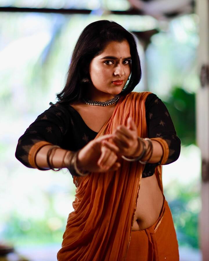 ప్రస్తుతం వరుస సినిమాలు చేస్తుంది. Photo Credit: Kavya Kalyanram/Instagram