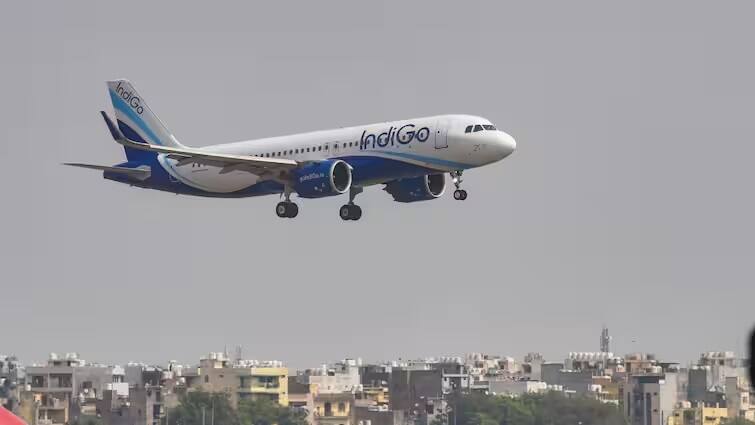 Indigo flight was threatened with bombs, the plane was going from Delhi to Varanasi IndiGo Flight Bomb Threat: ઇન્ડિગો ફ્લાઇટને બોંબથી ઉડાવી દેવાની ધમકી, દિલ્લીથી વારાણસી જતું હતું પ્લેન