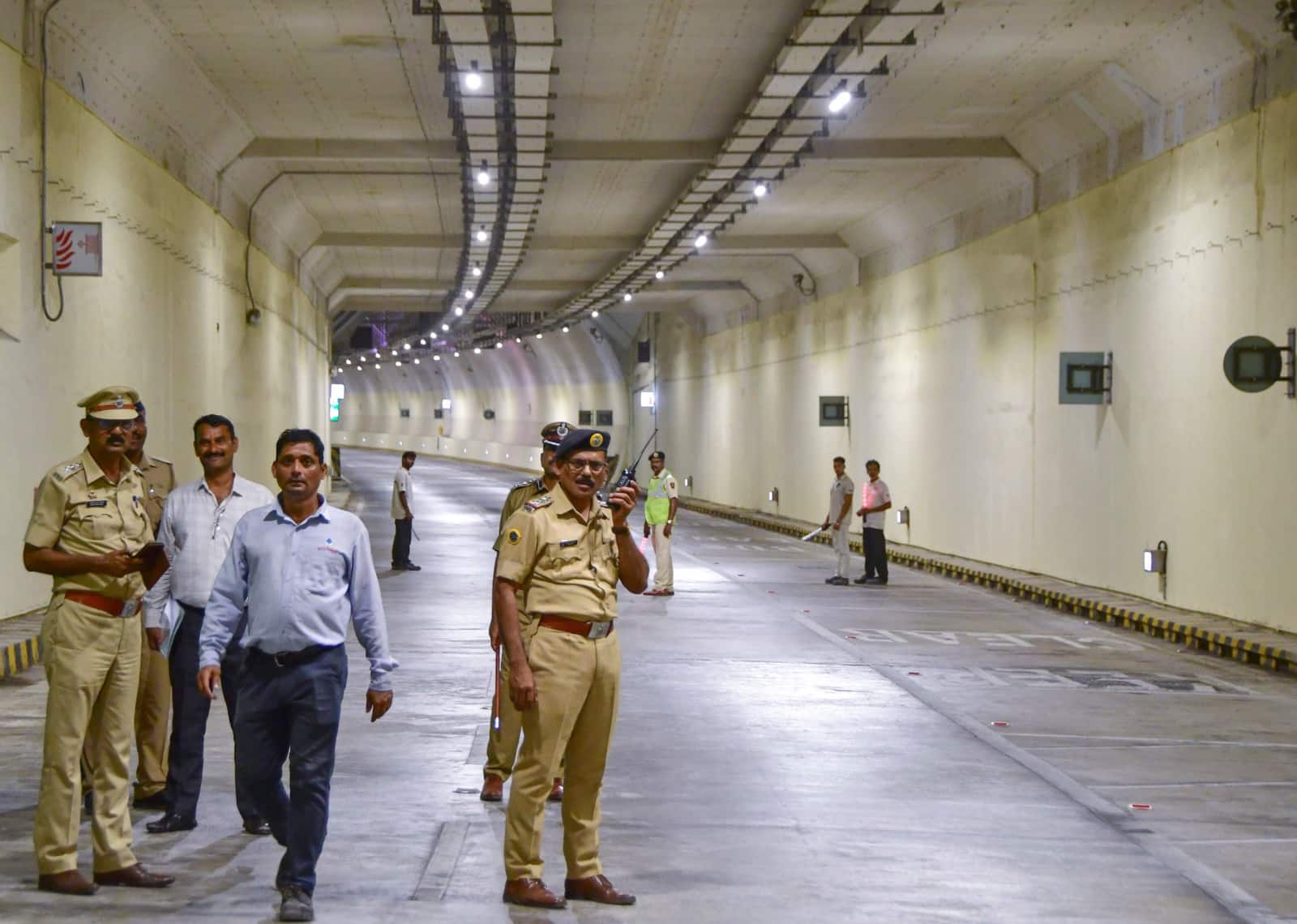 Mumbai News: उद्घाटन के 2 महीने बाद ही मुंबई कोस्टल रोड टनल में रिसाव, अब एक्शन मोड में सीएम शिंदे