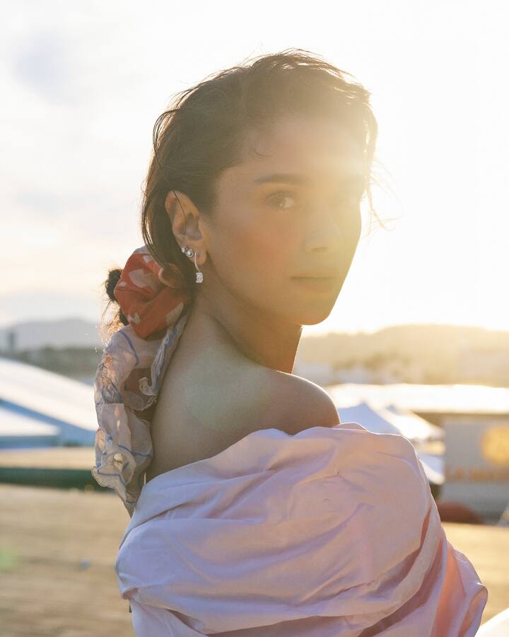 अभिनेत्री तिच्या लूकमुळे चर्चेत असते. आजही तिने गुलाबी रंगाच्या गाऊनमधील तिचे अतिशय सुंदर फोटो इंस्टाग्रामवर शेअर केले आहेत, ज्यामध्ये अभिनेत्री खूपच क्यूट दिसत आहे.