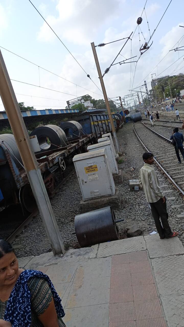 अपघातानंतर रेल्वेचे गार्डही घटनास्थळी धावत आले असून संबंधित रेल्वे कर्मचाऱ्यांना मालगाडी पूर्ववत करण्याच्या सूचना देण्यात आल्या आहेत.