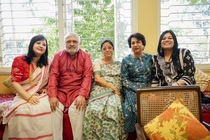 তবে সোশ্যাল মিডিয়ায় বিয়ের খবর জানাতেই চূড়ান্ত কটাক্ষের শিকার হয়েছিলেন পরমব্রত ও পিয়া। এর কারণ পিয়ার প্রাক্তন বৈবাহিক সম্পর্ক।