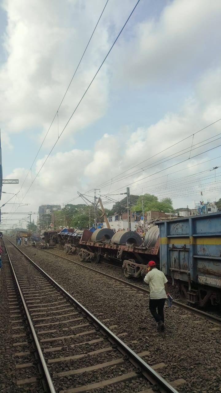 अपघातामुळे रेल्वेचं मोठं नुकसान झालं असून रेल्वे रुळाजवळील इलेक्ट्रीक पोलही आडवा झाल्याचं दिसून येत आहे.