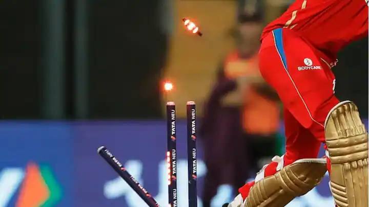 मीडिया रिपोर्टसनुसार आयपीएलच्या 14 व्या हंगामात वापरण्यात आलेल्या स्टम्प आणि बेल्सची किंमत 40 लाख रुपये होती.