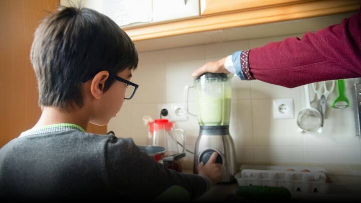 गर्मियों में शेक बनाना हो या खाने का स्वाद बढ़ाने के चटनी पीसनी हो, हर काम के लिए मिक्सर ग्राइंडर जरूर इस्तेमाल होता है. हालांकि, काम निपटने के बाद इसे साफ करने में दिक्कत होती है. आप ये ट्रिक्स आजमाइए, जिससे मिक्सर ग्राइंडर चुटकियों में साफ हो जाएगा.