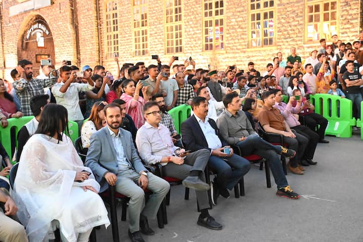 इसी कड़ी में शिमला के मालरोड पर स्वीप कार्यक्रम के तहत विभिन्न गतिविधियों आयोजित ही रही हैं.कार्यक्रम में नाच-गाकर मतदाताओं को ज्यादा से ज्यादा लोकतंत्र के महापर्व में भागीदारिता सुनिश्चित करने के लिए प्रेरित किया गया.