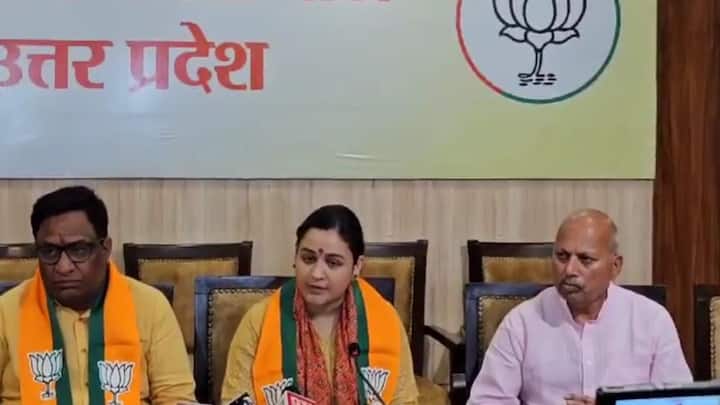 परिवार और राजनीति को दो अलग-अलग विषय बताने वाली अपर्णा यादव हमेशा ही चर्चा में बनी रहती हैं. अपर्णा यादव बीते दिनों भाजपा प्रत्याशियों के चुनाव प्रचार में भी नजर आई.