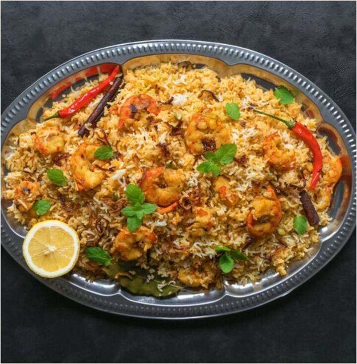 ​चिकन फ्राइड राइस यह डिश बचे हुए चावल से बनाई जा सकती है, जिसे तेल, मक्खन, प्याज, शिमला मिर्च, सोया सॉस, सिरका और कटे हुए चिकन के टुकड़ों के साथ कड़ाही में पकाया जाता है.