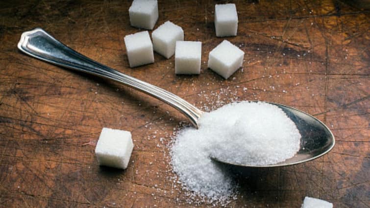 Sugar is a sweet poison, it can increase the risk of these 8 diseases, it can cause damage to the heart and skin. Sugar: ਮਿੱਠਾ ਜ਼ਹਿਰ ਹੈ 'ਚੀਨੀ', ਵਧਾ ਸਕਦੀ ਇਨ੍ਹਾਂ 8 ਬਿਮਾਰੀਆਂ ਦਾ ਖਤਰਾ, Skin ਤੋਂ ਲੈਕੇ Heart ਨੂੰ ਪਹੁੰਚਾ ਸਕਦੀ ਨੁਕਸਾਨ