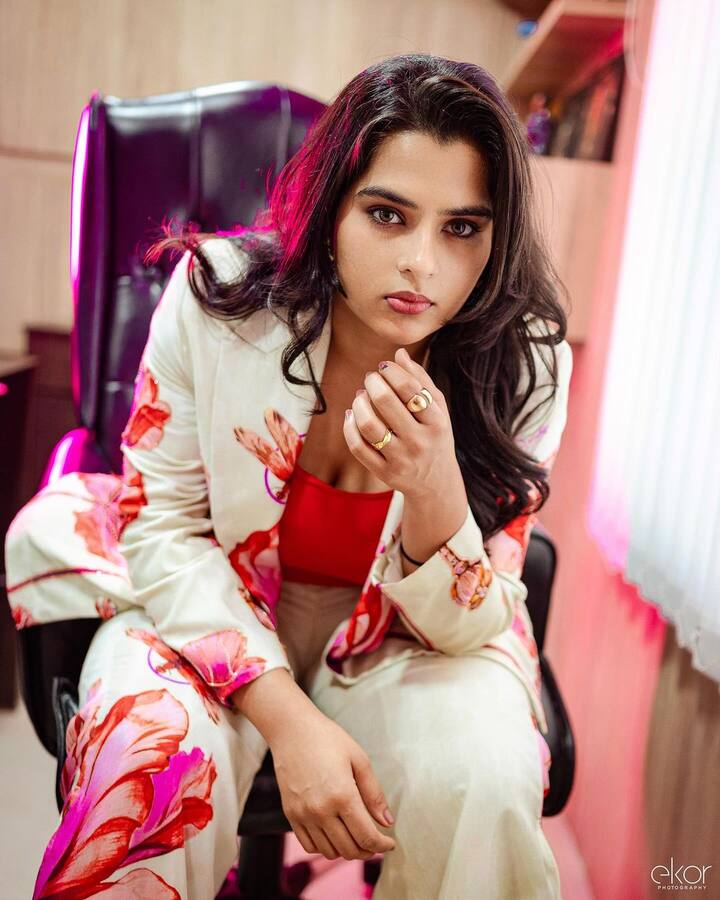 ‘గంగోత్రి‘ సినిమాతో వెండి తెరకు పరిచయం అయ్యింది. Photo Credit: Kavya Kalyanram/Instagram