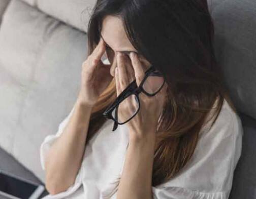 Foods For Eye Health in Hindi: આજના સમયમાં આંખની સમસ્યા ઘણી જોવા મળે છે. કલાકો સુધી કોમ્પ્યુટર પર ઓફિસનું કામ કરવું હોય કે મોબાઈલ પર ગેમ રમવું, તેનાથી આંખો નબળી પડી રહી છે. આંખો પર પહેરવામાં આવતા જાડા ચશ્મા ઘણી વખત નાકની નજીક ડાઘ કરે છે. ચશ્માની નંબર વારંવાર વધી રહ્યા છે. આવી સ્થિતિમાં આંખોની સુરક્ષા માટે શું કરવું જોઈએ?
