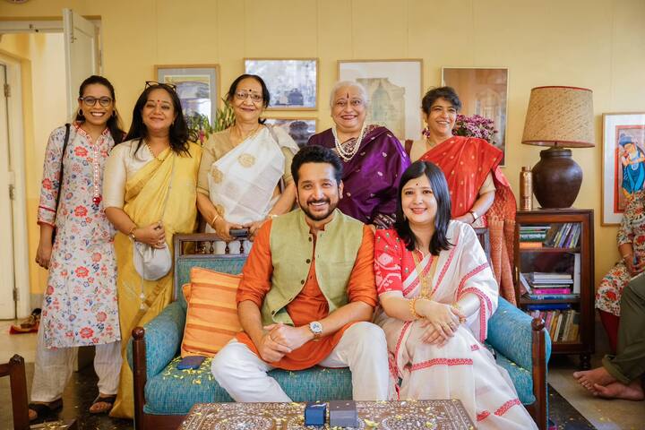 অন্যদিকে, জীবনের নতুন ইনিংস শুরু করেছেন অনুপমও। সঙ্গীতশিল্পী প্রস্মিতা পালের সঙ্গে জীবনের নতুন অধ্যায় শুরু করেছেন অনুপম। সেই অধ্যায়ের জন্য তাঁকে শুভেচ্ছাও জানিয়েছিলেন প্রাক্তন স্ত্রী পিয়া ও বন্ধু পরমব্রত।