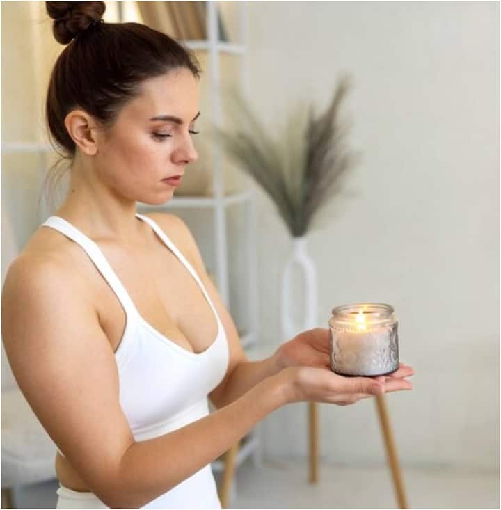 सेंटेड कैंडल अपनी पसंदीदा फ्रेग्रेंस वाली मोमबत्ती जलाकर, स्कार्फ या रूमाल पर इत्र छिड़ककर या एक कप सुगंधित चाय या कॉफी पीकर अपने आस-पास की सुगंध को बढ़ाएं. अपने वातावरण में खुशबू को बदलने से आपका मूड तेजी से बेहतर हो सकता है और शांति और आराम की भावना पैदा हो सकती है.