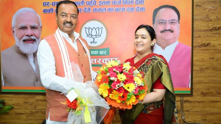 अपर्णा यादव से जब परिवार और राजनीति को लेकर पूछा जाता है तो अक्सर वह कहती नजर आती हैं की राजनीति और परिवार उनके लिए दो अलग-अलग विषय हैं.