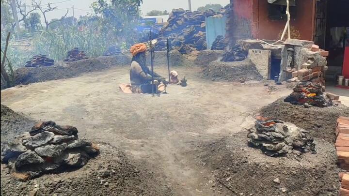 उतर प्रदेश के संभल इलाके में अग्नि कुंडों के बीच बैठकर कठोर तपस्या करने वाले बाबा की गर्मी के कारण हुए मौत पर सवाल पूछा तो बाबा अनिल नाथ ने बताया कि अग्नि के बीच बैठकर कठोर तपस्या करने के लिए स्वास्थ्य सही होना बेहद जरूरी है. वह किसी भी बीमारी से ग्रस्त नहीं हैं.