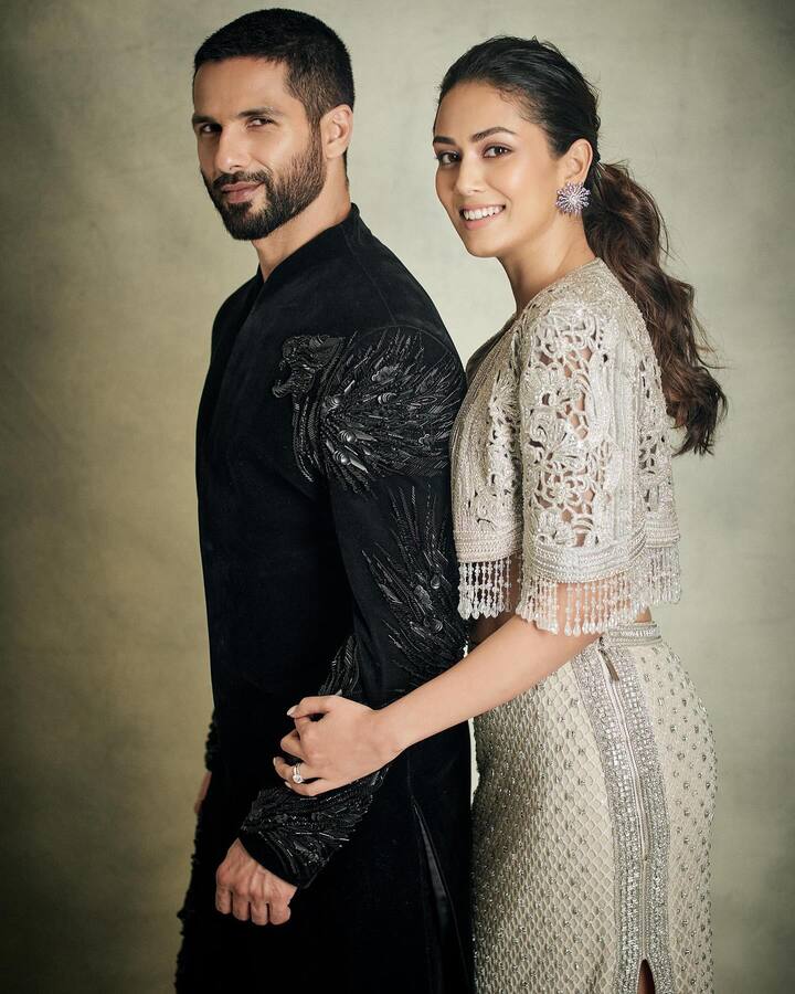 बॉलिवूडमधील प्रसिद्ध अभिनेता शाहिद कपूरनं (Shahid Kapoor) मीरा राजपूतसोबत  (Mira Rajput) 2015 मध्ये लग्नगाठ बांधली. शाहिद आणि मीरा यांच्या सोशल मीडियावरील फोटो आणि व्हिडीओला नेटकऱ्यांची नेहमी पसंती मिळते.