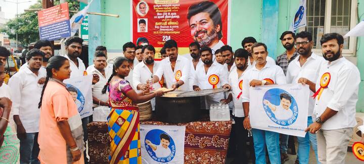 மக்கள் இயக்கமாக இருந்த போதே பல உதவிகள் மக்களுக்கு செய்துவந்தனர். ரத்த தானம், அன்னதானம் போன்ற சமூக சேவைகளும் செய்து வந்தனர்.