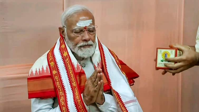 Saamana Editorial Slams PM Modi Statement on  I am Avinashi from Kashi Maharashtra Politics News 'अविनाशी' पंतप्रधान मोदींना 'मनरोग' बळावलाय, त्यांना उपचार, विश्रांतीची गरज; सामना अग्रलेखातून जहरी टीका