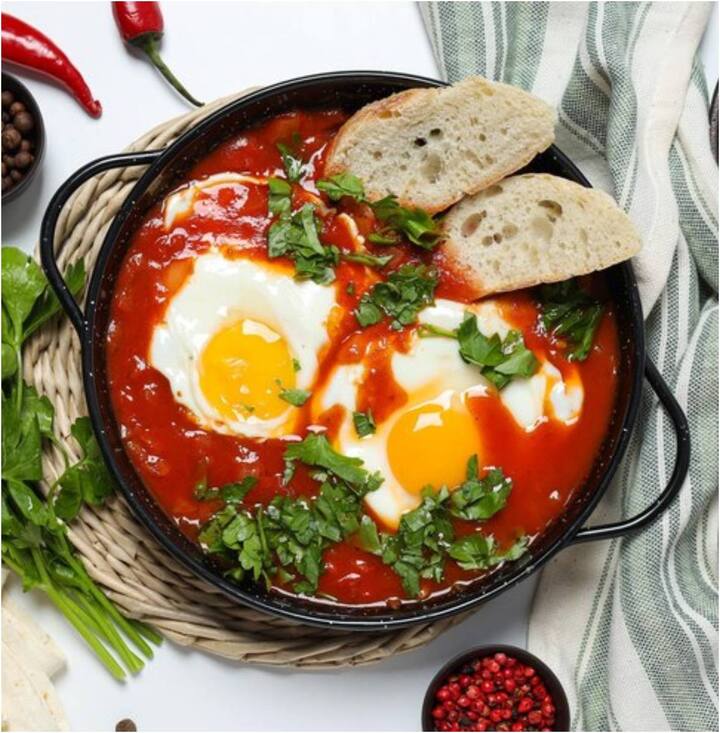 उबले हुए मसाला एग यह साधारण टिफिन डिश उबले अंडों, बारीक कटे प्याज, हरी मिर्च, नमक, काली मिर्च और ढेर सारी ताजी धनिया पत्तियों के साथ सजाएं.