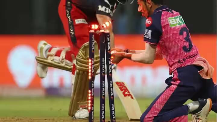 आयपीएलमध्ये वापरल्या जाणाऱ्या स्टम्प आणि बेल्सविषयी अनेकांना माहिती नसते. इलेक्ट्रिक स्टम्प आणि बेल्सची किंमत इतकी जास्त असते काही खेळाडूंना देखील तितकी रक्कम पूर्ण आयपीएल खेळून मिळत नाही.