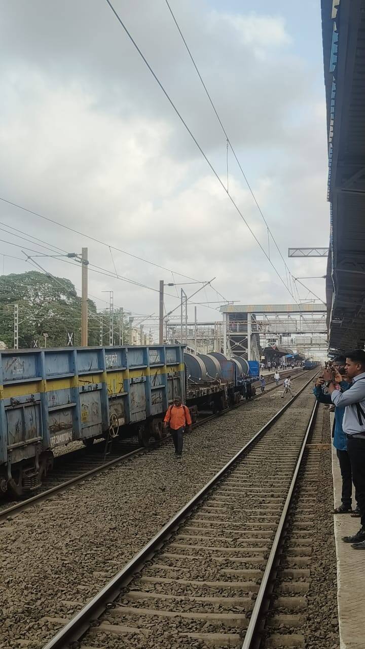 मालगाडीचे डबे पूर्वव्रत करण्याचं काम रेल्वे प्रशासनाकडून हाती घेण्यात आलं आहे. मात्र, मुंबईकडे जाणाऱ्या ट्रेन काही काळासाठी बंद होण्याची शक्यता आहे.